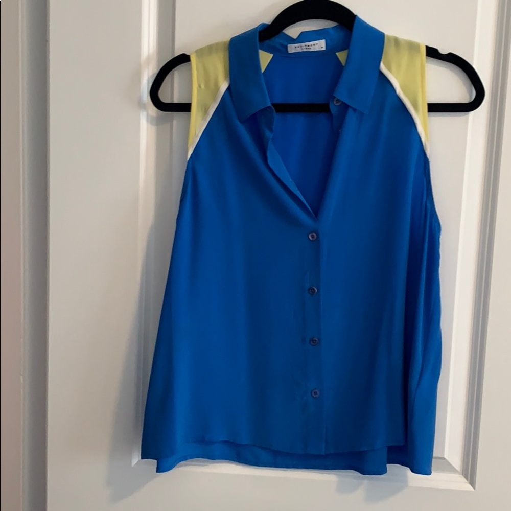 Equipment sleeveless blouse